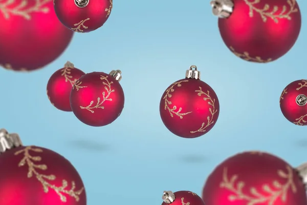 Красные Рождественские Шары Украшения Летящие Синем Фоне Праздником Новый Год — стоковое фото