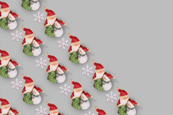 Kreatywny Wzór Bożego Narodzenia Snowmanem Świętym Mikołajem Objęciach Szarym Tle — Zdjęcie stockowe