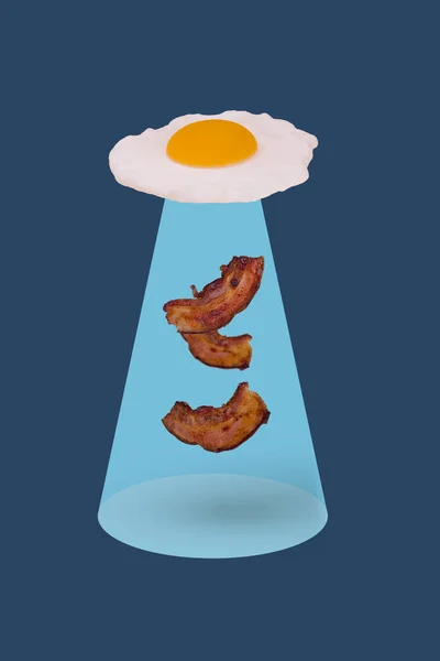 用不明飞行物煎蛋和熏肉绑架制成的范妮早餐 创意最小的想法与煎蛋和熏肉 — 图库照片