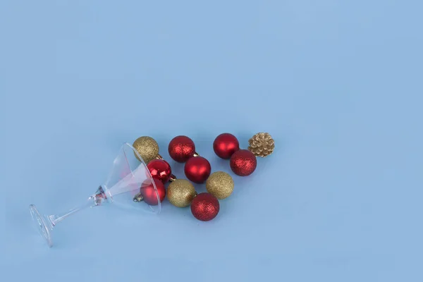 Martini Glas Und Verstreute Kugeln Form Eines Weihnachtsbaums Auf Blauem — Stockfoto