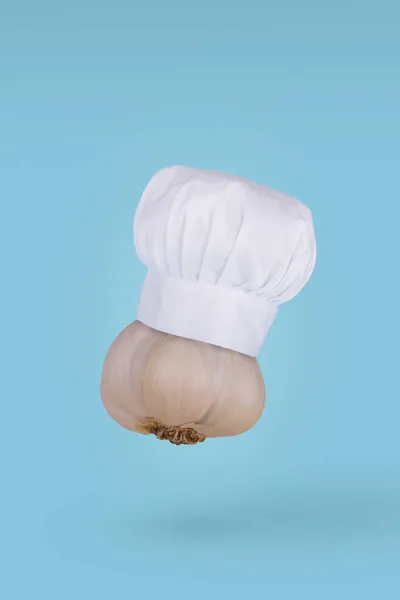 Fresh Garlic Chef Hat Flying Air Isolated Blue Background Healthy — Stock Photo, Image