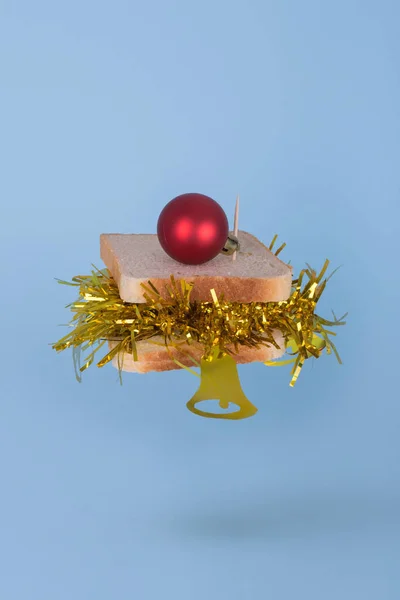 Mavi Arka Planda Parlak Altın Süslemeli Sandviçli Yaratıcı Noel Fikri — Stok fotoğraf