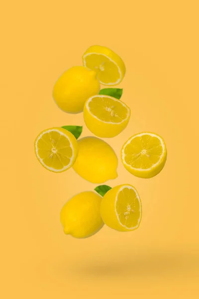 多汁的成熟的整体和切片柠檬飞在黄色的背景 创意食品概念 热带有机水果 柑橘类 维生素C — 图库照片