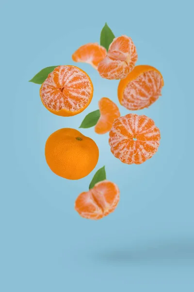 Creative Food Idea Fresh Ripe Whole Sliced Mandarine Flying Air — Stock Photo, Image