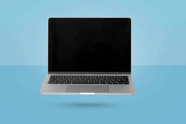 Kreativer Minimalhintergrund Mit Laptop Computer Mit Leerem Bildschirm Der Der — Stockfoto