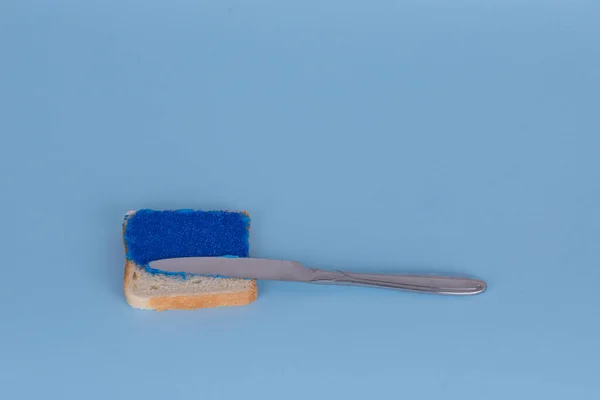 Тост Хлеб Специальным Абстрактным Блеском Ножом Синем Фоне Креативная Причудливая — стоковое фото