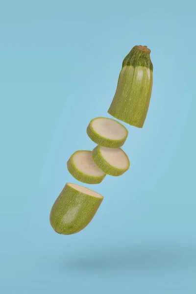 Frische Bio Zucchini Ringe Geschnitten Schweben Frei Der Luft Vor — Stockfoto