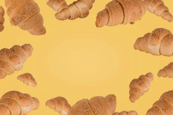 크로와 Croissants 노란색 고립된 공중에 날아다닌다 창조적 — 스톡 사진
