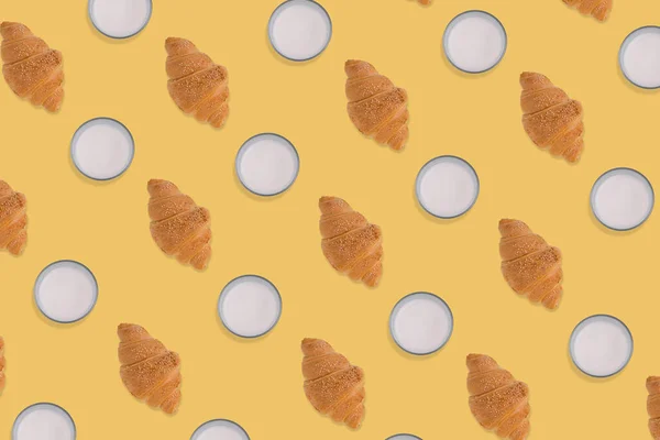 Kreatív Minta Frissen Sült Croissant Ból Egy Pohár Tejből Élénk — Stock Fotó