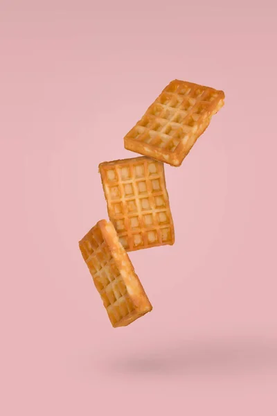 Waffles Macios Voando Isolado Fundo Amarelo Pasel Conceito Comida Criativa — Fotografia de Stock