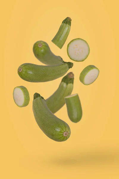 Verse Biologische Courgette Geheel Plakjes Die Vrij Door Lucht Vliegen — Stockfoto