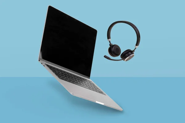 Laptop Mit Leerem Bildschirm Und Der Luft Schwebendem Headset Auf — Stockfoto
