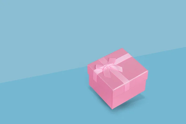 Caixa Presente Rosa Fundo Azul Pastel Arte Conceitual Natal Ano — Fotografia de Stock