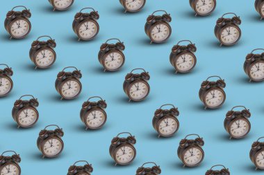 Parlak mavi arka planda retro alarm saatiyle yapılan modaya uygun bir model. Noel ve Yeni Yıl 'ın erken gelmesi konsepti, indirimler, indirimler ve tatil hediyeleri çekilişleri. 