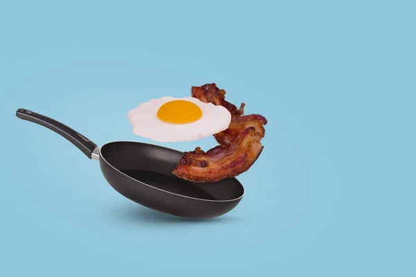 Minimal Idea Frying Pan Flying Fried Egg Bacon Bright Blue — 图库照片