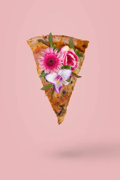 Ideia Mínima Com Fatia Pizza Com Flores Fundo Rosa Brilhante — Fotografia de Stock