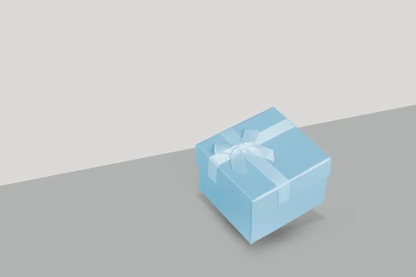 Μπλε Κουτί Δώρου Γκρι Φόντο Χριστουγεννιάτικη Τέχνη Minimal Πρωτοχρονιά Γενέθλια — Φωτογραφία Αρχείου