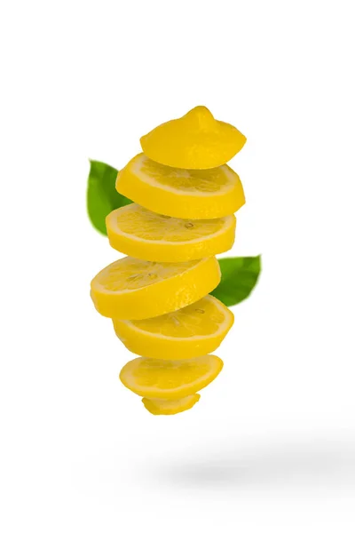 ジューシーな熟したスライスされたレモンは白い背景に隔離された空気中に落ちます 創造的な食品コンセプト 熱帯有機果物 柑橘類 ビタミンC最小限の夏の飛行果物の背景 — ストック写真