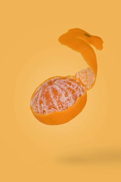 Conceito Comida Criativa Com Mandarina Fresca Madura Descascada Voando Isolado — Fotografia de Stock