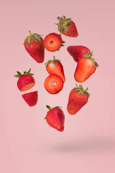 배경에 딸기를 날리는 창조적 구성이다 비타민 신선하고 건강에 음식의 소수의 — 스톡 사진