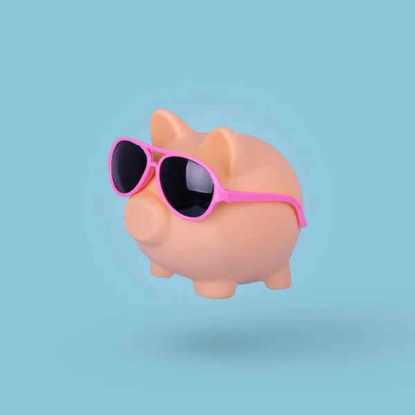 Idea Creativa Con Piggy Bank Che Indossa Occhiali Sole Isolati — Foto Stock