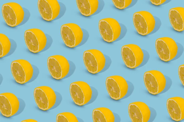 Μοντέρνο Καλοκαιρινό Σχέδιο Φτιαγμένο Κίτρινη Φέτα Λεμονιού Έντονο Μπλε Φόντο — Φωτογραφία Αρχείου