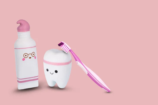 牙膏和洁白的牙齿在明亮的粉红色背景上 牙齿检查 牙齿健康及卫生的创意概念 复制空间 图库图片