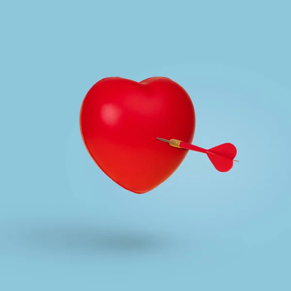 Dardo Batendo Coração Vermelho Isolado Fundo Azul Amor Mínimo Conceito — Fotografia de Stock