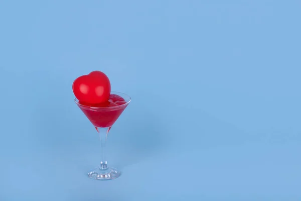 Ελάχιστη Ιδέα Από Κοκτέιλ Valentine Κόκκινες Καρδιές Απομονωμένες Μπλε Φόντο — Φωτογραφία Αρχείου