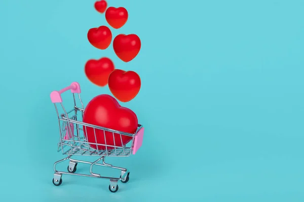 ターコイズの背景に赤いハートのショッピングトロリー バレンタイン 母親や国際女性デーのショッピングや販売のための創造的なアイデア スペースのコピー — ストック写真