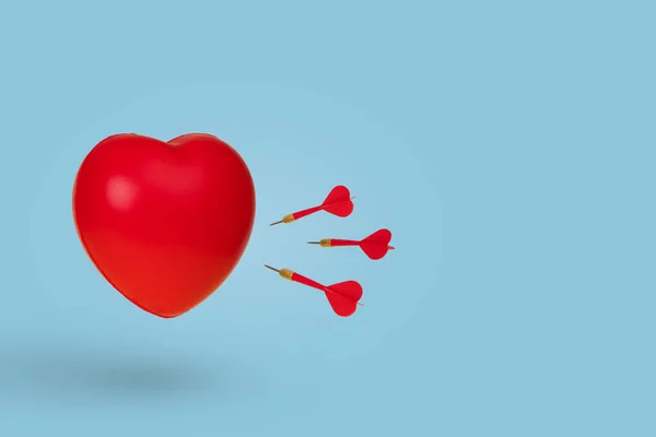 Setas Dardo Batendo Coração Vermelho Isolado Fundo Azul Brilhante Amor — Fotografia de Stock