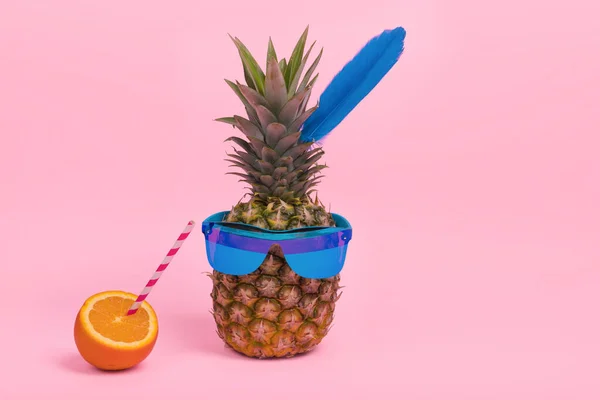 Kreativ Trendig Sommar Inbjudan Kort Med Ananas Bär Solglasögon Och — Stockfoto