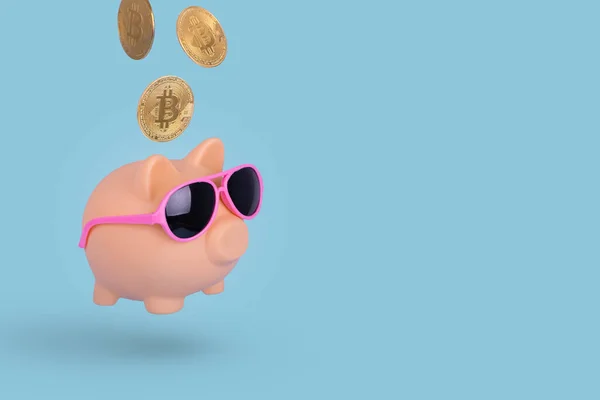 Idea Creativa Con Bitcons Dorados Piggy Bank Con Gafas Sol Imágenes de stock libres de derechos