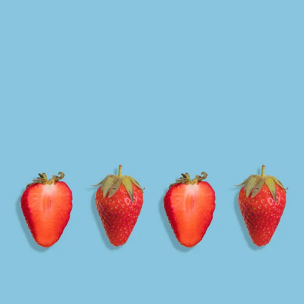 Geschnittene Und Ganze Erdbeere Auf Leuchtend Blauem Hintergrund Kreativ Flach — Stockfoto