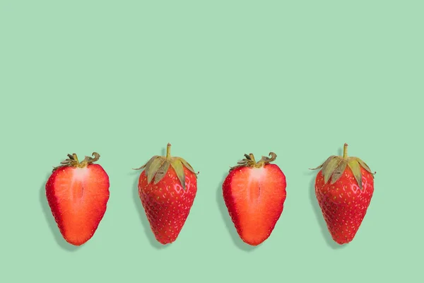 Erdbeermuster Auf Pastellgrünem Hintergrund Kreatives Flaches Gesundes Ernährungskonzept Draufsicht — Stockfoto