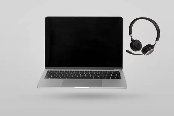 Laptop Computer Empty Screen Headset Levitating Air Gray Background Creative — Stock Photo, Image