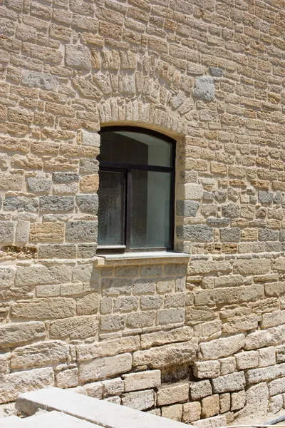 Nové okno v staré zdi — Stock fotografie