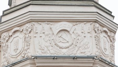 Binaların duvarlarını süsleyen heykel resimleri. Duvarda kabartma var..