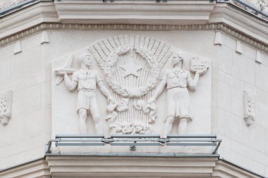 Binaların duvarlarını süsleyen heykel resimleri. Duvarda kabartma var..