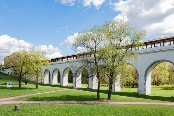 罗斯托克林斯基渡槽 Rostokinsky Aqueduct 是莫斯科的一座建筑和历史遗迹 俄罗斯 莫斯科 图库照片