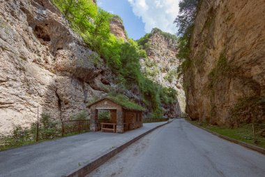 Dağ yoluna yakın çekim. Yol yakınlaşması olan doğa arkaplanı. Elbrus Dağları 'ndaki Idyllic manzarası. Kimya Vadisi, Kabardino-Balkaria, Rusya