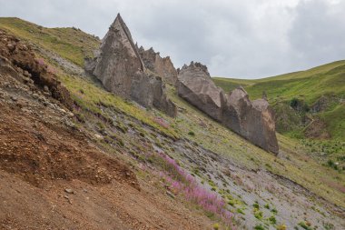 Doğanın harikaları yağmur ve rüzgarın etkisi altında oluşan kayalardır. - Evet. Gila Su, Kabardino-Balkaria, Rusya 'daki güzel dağ manzarası