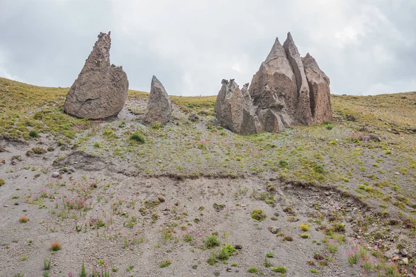 大自然的奇迹是在雨和风的影响下形成的岩石 是的俄罗斯Kabardino Balkaria Gila Su地区美丽的山区风景 — 图库照片