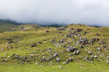 Elbrus bölgesindeki yüksek, güzel dağlar. Alışılmadık manzara ve fantastik manzara. Kabardino-Balkaria, Rusya 'daki güzel dağ manzarası