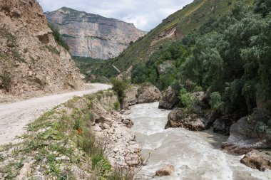 Kabardino-Balkaria, Rusya 'da Chegemsky şelalesi. Nehirdeki büyük, çalkantılı bir su akışına yakın çekim. Bir dağ nehri sularını taşır ve dikkatsiz hareketler için tehlike yaratır..