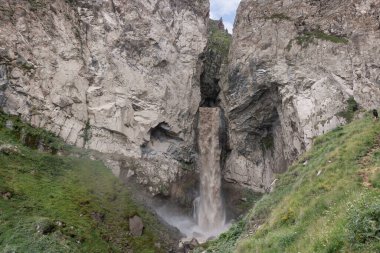 Kabardino-Balkaria, Rusya 'daki Sultan Şelalesi. Nehirdeki büyük, çalkantılı bir su akışına yakın çekim. Bir dağ nehri sularını taşır. Dikkatsiz hareketler için tehlike arz eder.. 
