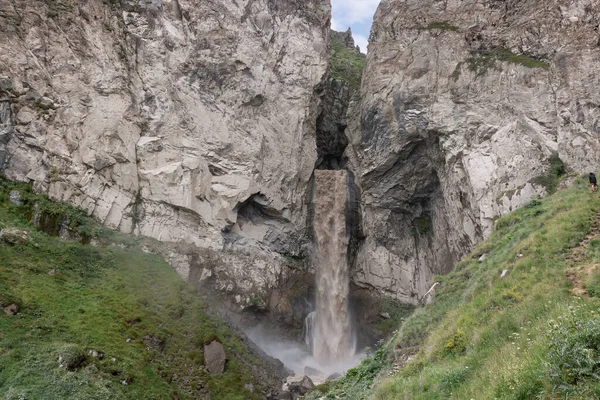 Kabardino-Balkaria, Rusya 'daki Sultan Şelalesi. Nehirdeki büyük, çalkantılı bir su akışına yakın çekim. Bir dağ nehri sularını taşır. Dikkatsiz hareketler için tehlike arz eder.. 
