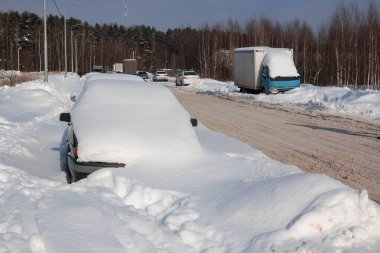 Arabalar karda duruyor. Arabada kar yağışı var. Şiddetli kar yağışı karla kaplı arabalar. Karla kaplı arabalar..