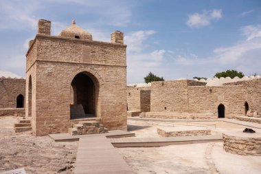 Ateshgah, Azerbaycan, Bakü 'nün bir banliyösü olan Surakhani kasabasındaki ateş tapınağı. Tetrapillar sunağı 17. ve 18. yüzyıllarda inşa edilmiş ve Hindu, Sikh ve Zoroastrian ibadet yeri olarak kullanılmıştır.