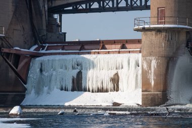 Moskva Nehri 'ndeki Perervinskaya barajında bahar seli sırasında su boşalması. Baraj çok yakın..